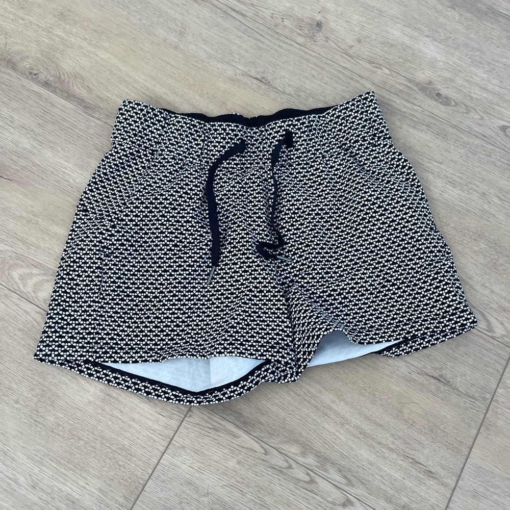 Lululemon On The Fly Short *2.5" Monochromic Black 4 - Picture 3 of 7